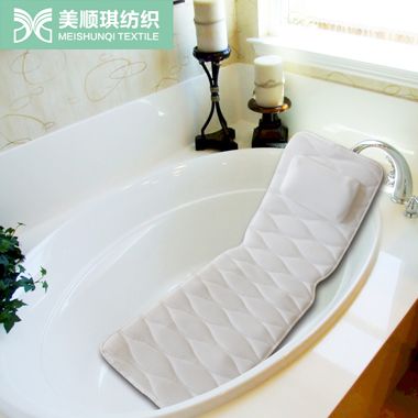 【Non-slip Suction Cup】This unique bathtub mat has 30 large suction cups on the back to keep the pillow on a smooth surface. 【Soft Materials 】The raw materials we choose are high-quality PVC approved by REACH. 【Designed for your comfort】The bath mat features an ergonomic pillow that allows you to apply a mask or mask while bathing. 【Easy To Clean】The machine washable spa pillow is made of 3D air mesh technology with a large mesh on the back. 【Comfortable